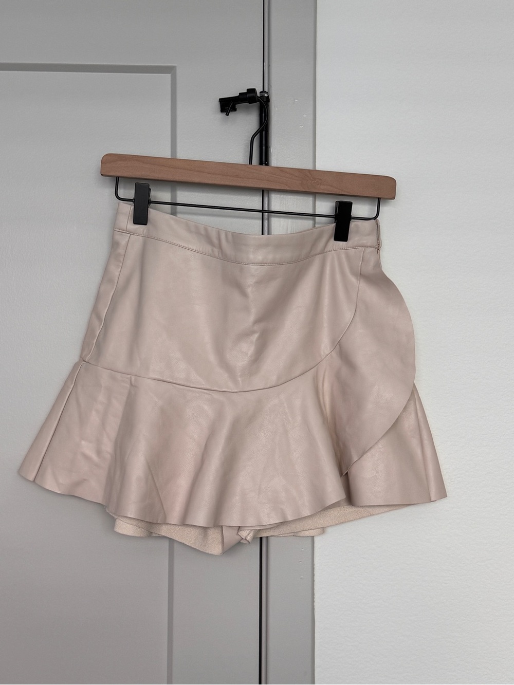 American Threads Cream Faux-Leather Ruffle Mini Skirt